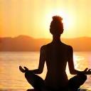 Γυναίκα κάνει yoga σε εξωτερικό χώρο, με θέα τη θάλασσα